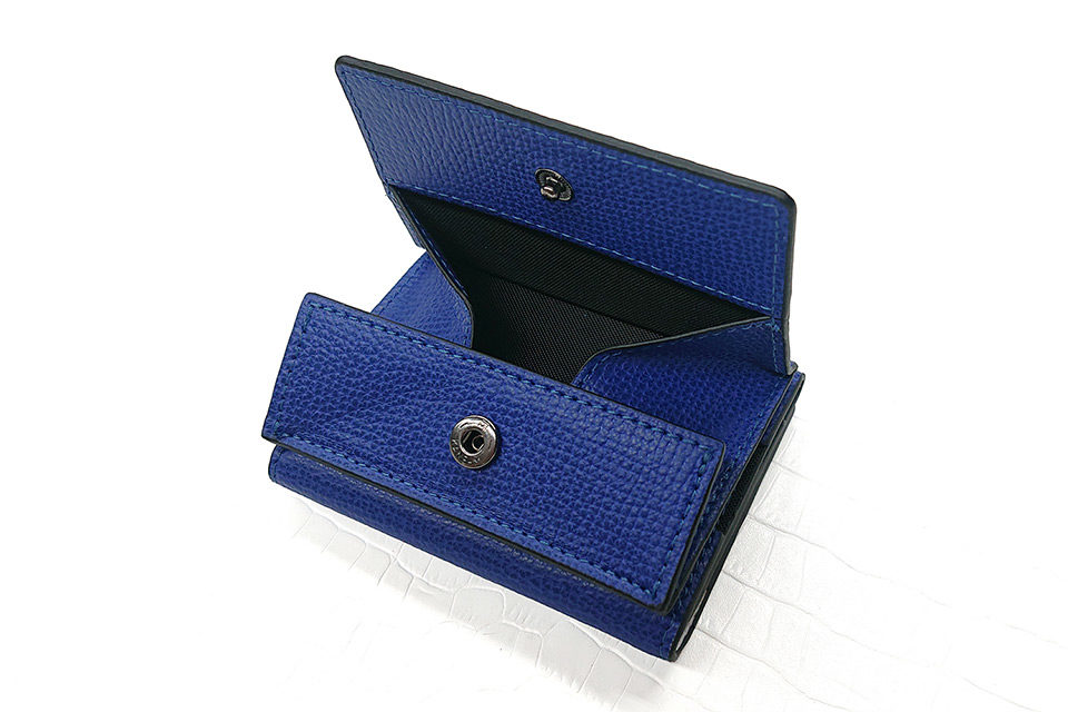 小銭入れとカードケースを組み合わせたミニマルな財布