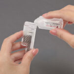 電解槽に電解液を注ぐ