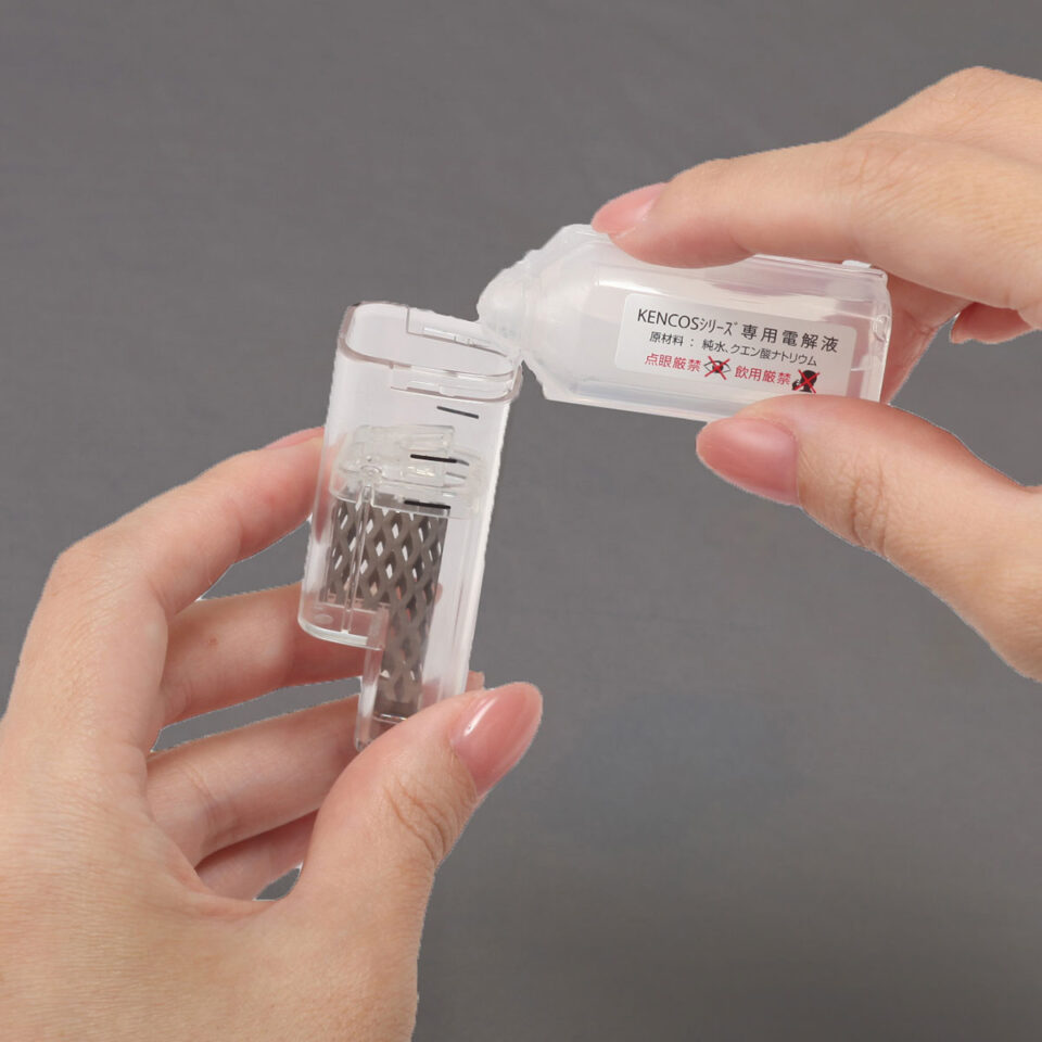 電解槽に電解液を注ぐ