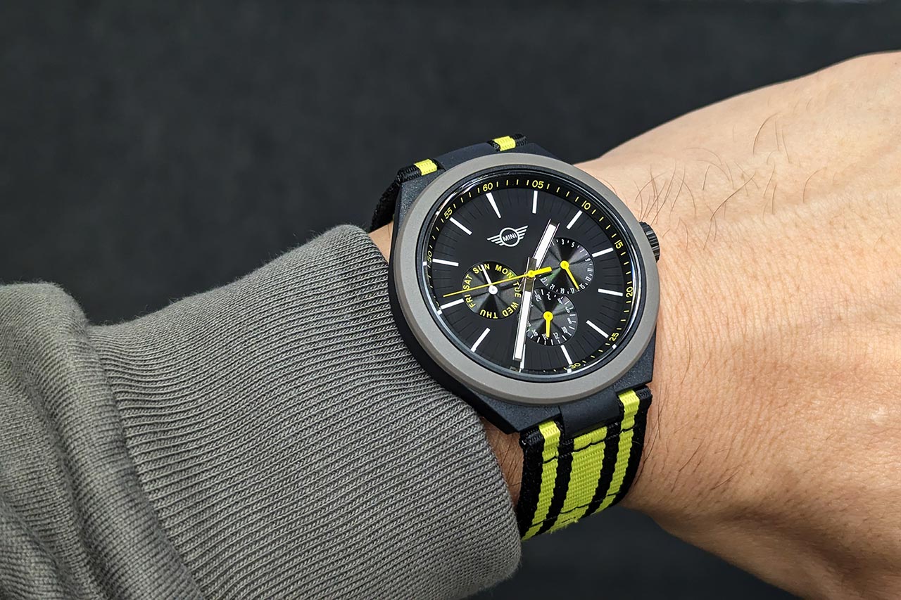 mini-upcyclewatch-wearing MINI アップサイクルウォッチ 装着例